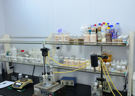 フルーツ袋のペーパー作成のために防水ペーパー陰イオンのワックスの乳剤を印刷する白いEmilsion